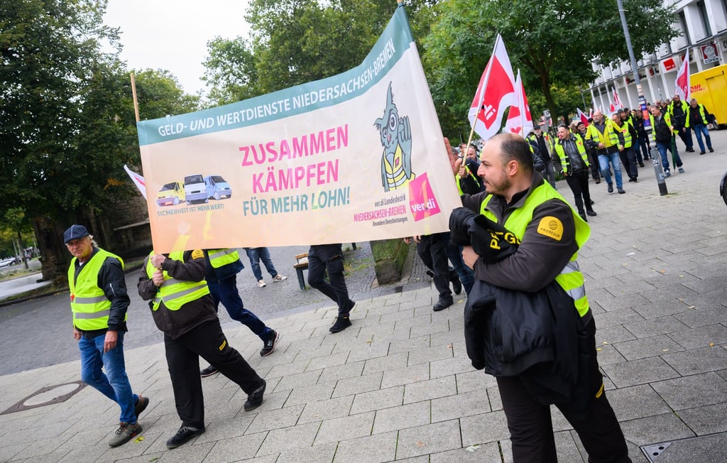 Beschäftigte der Geld- und Werttransportbranche trafen sich zur Streikkundegebung in Hannover.