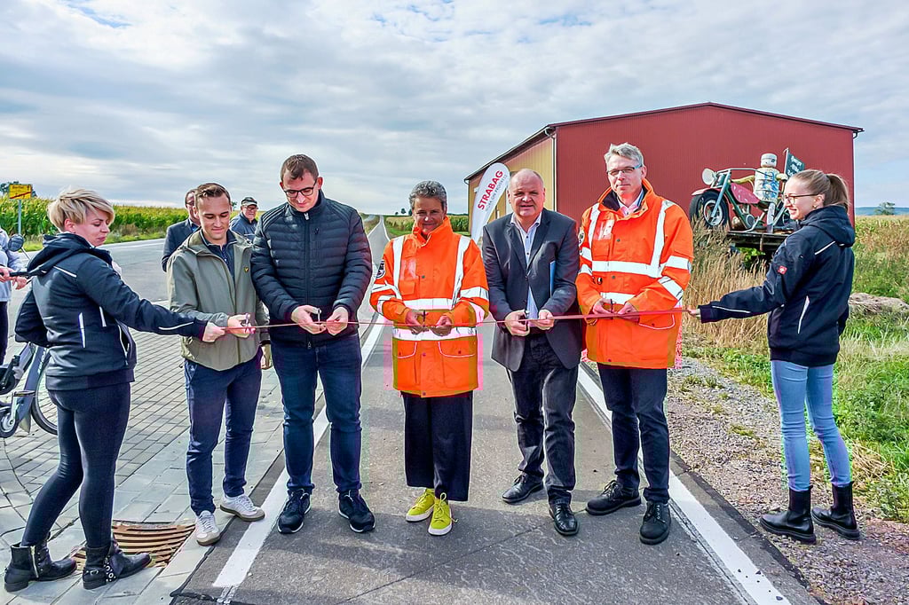 Max Roesner (Strabag, von links), Planer Jan-Hendrik Dahmer, Ministerin Lydia Hüskens, Osterwiecks Bürgermeister Dirk Heinemann und LSSB-Präsident Stefan Hörold durchschnitten das rote Band zur Freigabe des Radweges.