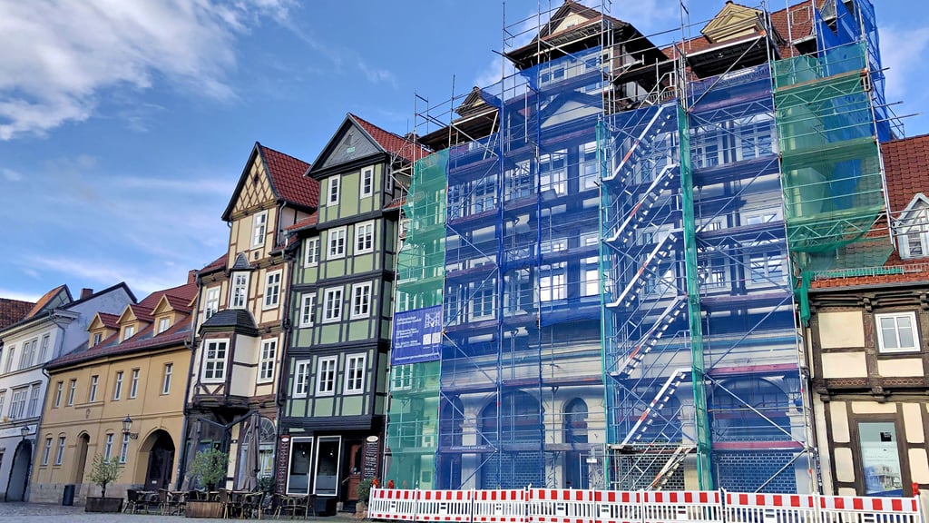 Hier wird gerade gebaut: die beiden Fachwerkhäuser Marktstraße Nummer 11, das eingerüstet ist, und Nummer 9, dessen Fassade unter anderem durch den großen Erker geprägt wird.