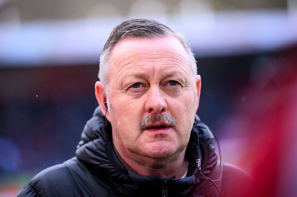 Gladbachs Sportdirektor Roland Virkus gibt Torwart Tiago Pereira Cardoso einen Profivertrag.