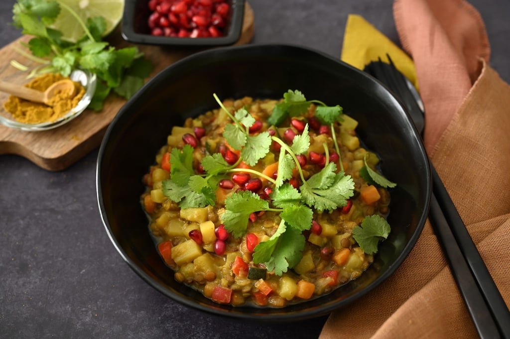 Frische Korianderblätter und Granatapfelkerne lassen hier im ersten Moment einen Salat vermuten. Doch die beiden Zutaten sind das Topping für den exotischen Linseneintopf.