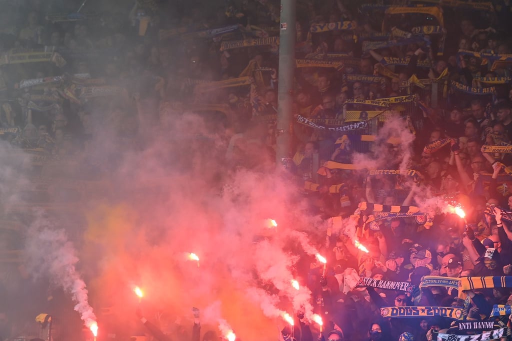 Pyrotechnik-Einsatz beim Niedersachsen-Derby im April 2024.