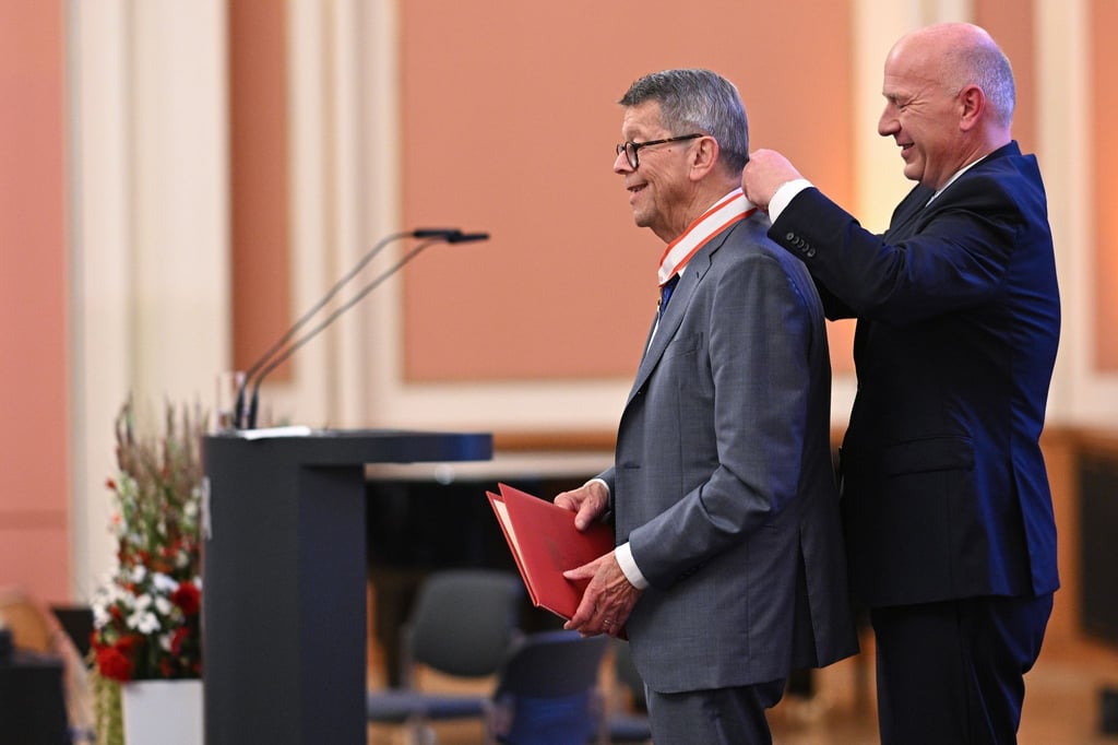Kai Wegner übergibt im Roten Rathaus den Verdienstorden des Landes Berlin an Bernd Schiphorst, Manager und ehemaliger Hertha-Präsident.