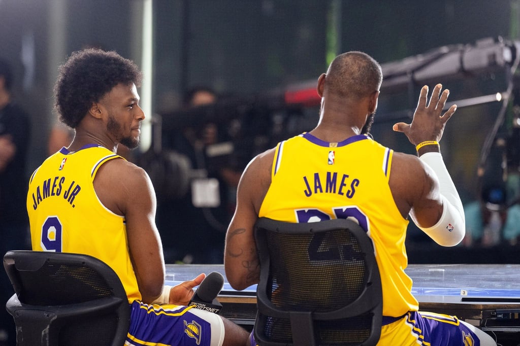 Interviews geben sie schon gemeinsam: NBA-Superstar LeBron James (rechts) und sein Sohn Bronny.