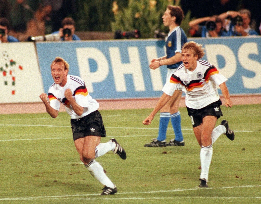 Das Trikot von Andreas Brehme (l) ist bald im Deutschen Fußballmuseum zu sehen.