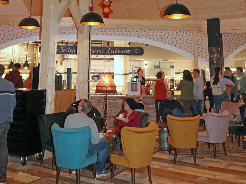Das Café im Karls Rittergut bietet auch im Winter die Möglichkeit, dass sich die Erwachsenen bei Kaffee und Kuchen gemütlich machen, während der bewegungshungrige Nachwuchs eine Etage höher im neuen Tobeland vergnügt.