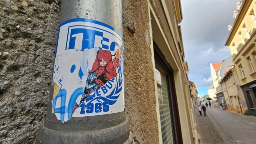 Einer von vielen illegal angebrachten Aufklebern mit FCM-Motiv in Aschersleben.