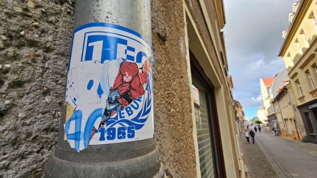 Einer von vielen illegal angebrachten Aufklebern mit FCM-Motiv in Aschersleben.