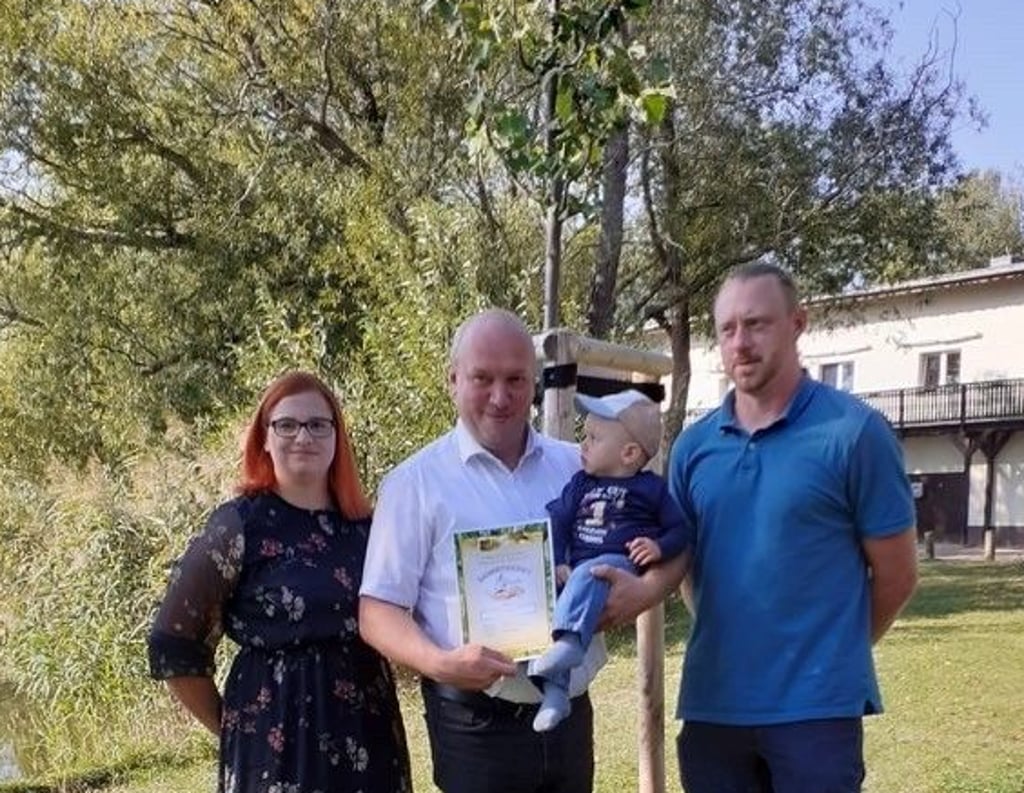 Naturschutz Kleiner Gabriel wird zum ersten Geburtstag Baumpate in Helbra