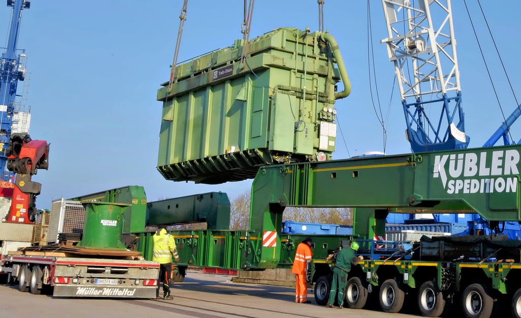 163 Tonnen wog dieser Transformator, der im März im Hafen Aken von einem Schiff auf einen Schwerlasttransport nach Halle umgeladen wurde.