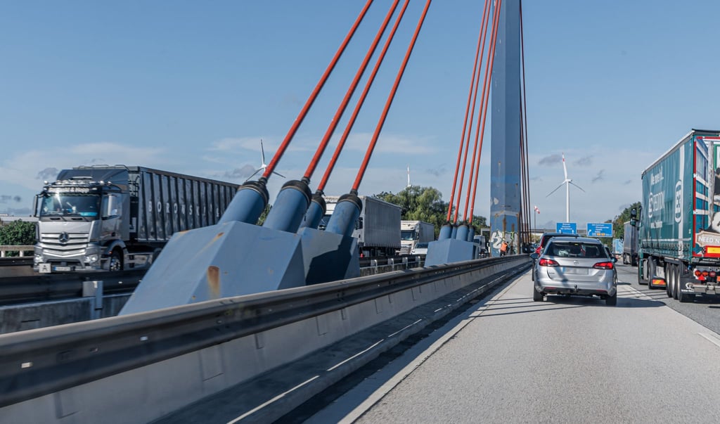 Trotz der Zustandsnote „ungenügend“ muss die Norderelbbrücke noch mindestens sechs Jahre halten. (Archivbild)