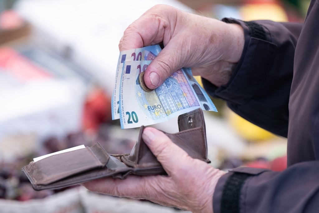 70 Prozent der Befragten wollen wegen hoher Preise geplante Ausgaben reduzieren oder sogar ganz darauf verzichten.