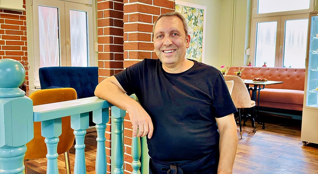 Inhaber Lutfu Cagribay in „Figo's Café House“ in Salzwedel.