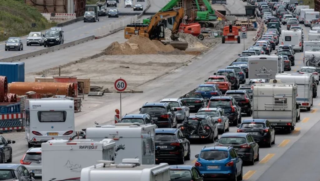 In einer Baustelle auf der A2 ist es bei Alleringersleben in der Börde zu einem Unfall gekommen.