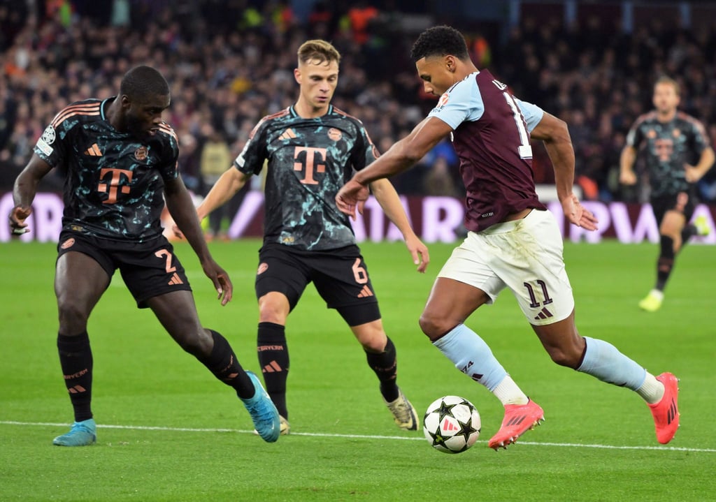 Liefern sich stellvertretend für ihre Teams einen harten Kampf: Die Münchner Dayot Upamecano (l) und Joshua Kimmich sowie Villas Ollie Watkins.
