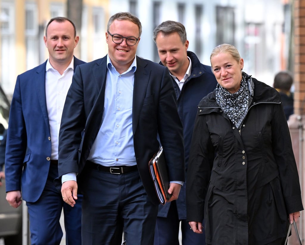 Thüringens CDU-Spitze um Christian Herrgott (l-r), Mario Voigt, Andreas Bühl und Beate Meißner auf dem Weg zu Sondierungsgesprächen mit dem BSW und der SPD.
