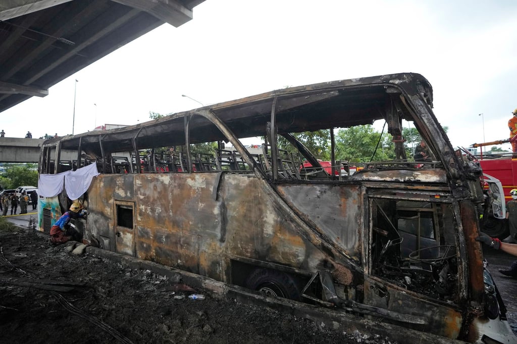 Der Bus, der mit Gas betrieben war, brannte lichterloh.