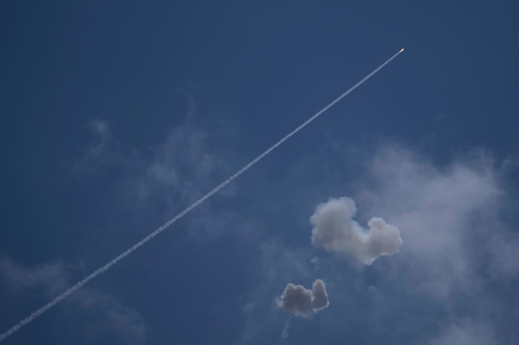 Israels Luftabwehrsystem Iron Dome feuert auf anfliegende Raketen aus dem Libanon.