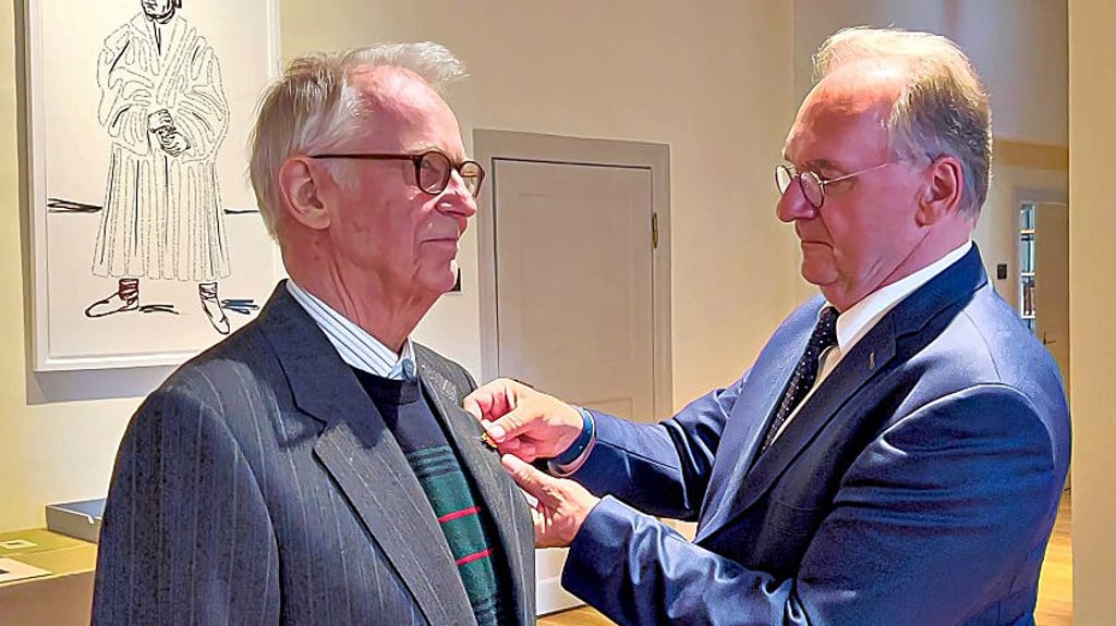 2022 hat Ministerpräsident Reiner Haseloff (r.) Jürgen Krüger mit der Ehrennadel des Landes Sachsen-Anhalt ausgezeichnet.