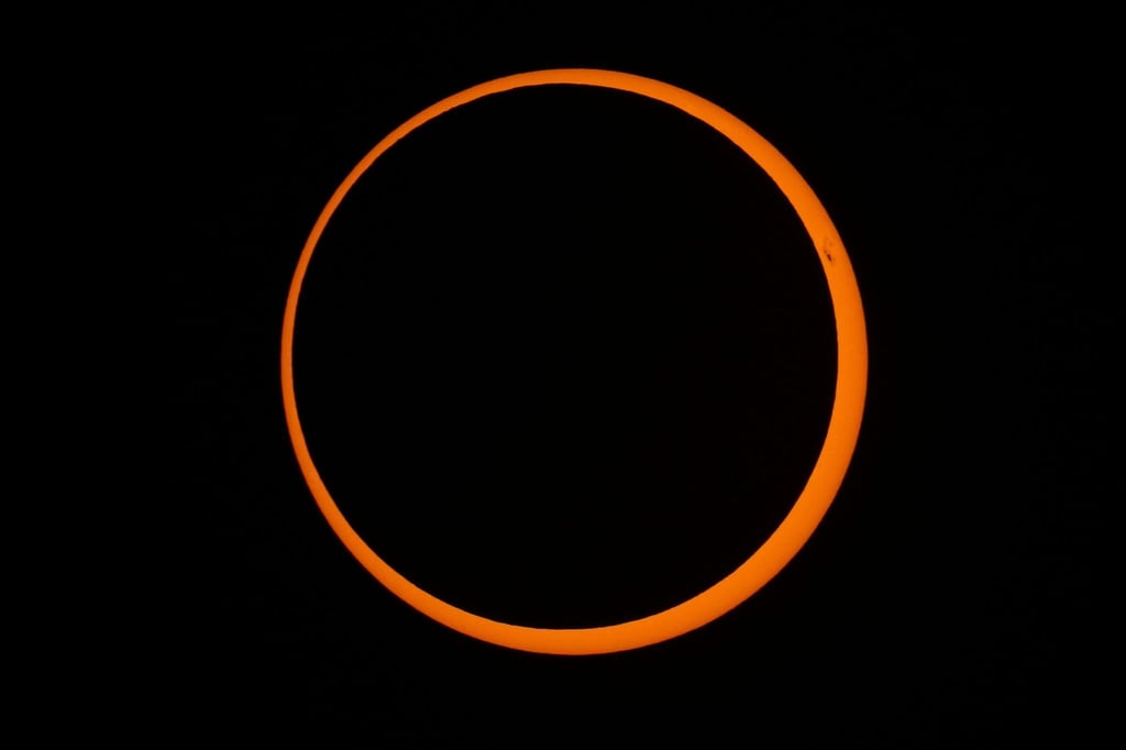 Der Mond schiebt sich während einer ringförmigen Sonnenfinsternis vor die Sonne.