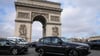 In Paris müssen Fahrer schwerer Autos nun deutlich mehr bezahlen. (Archivbild)