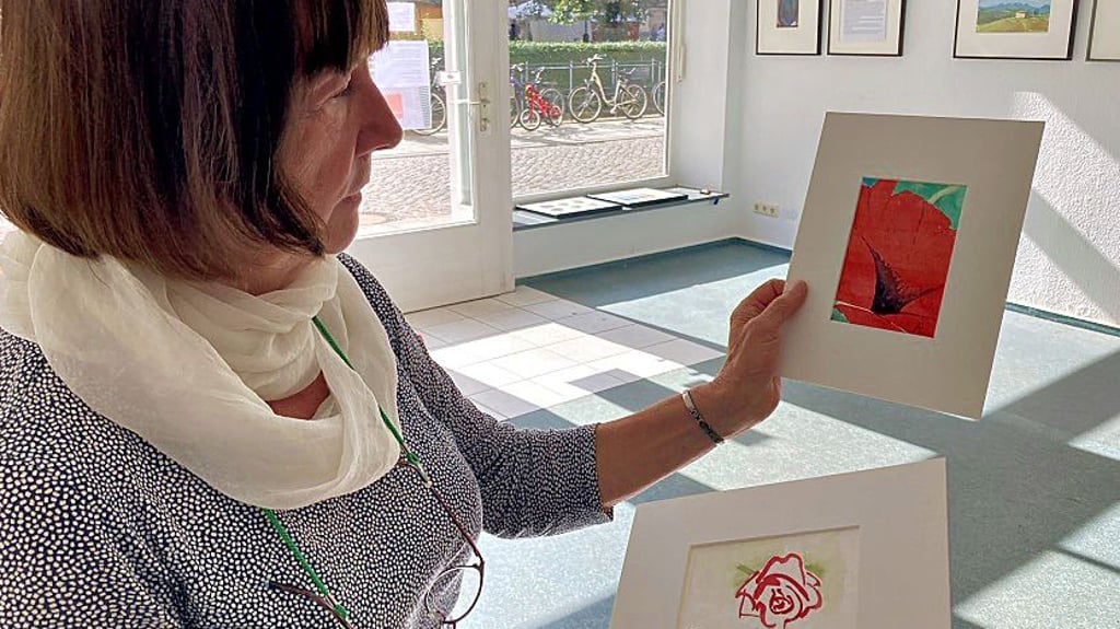 Eva Löber beim Aufbau der Krüger-Ausstellung