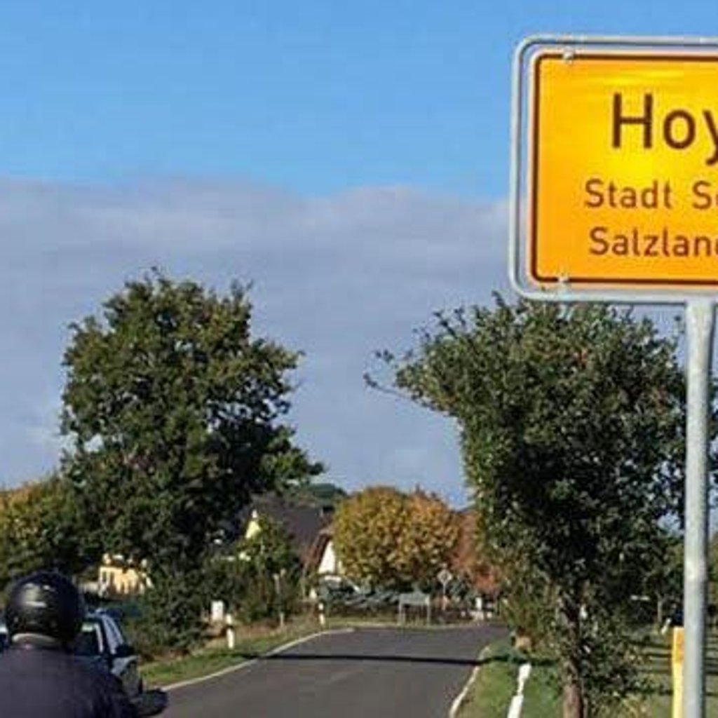 In Hoym ist das neue Ortsschild wieder dran.