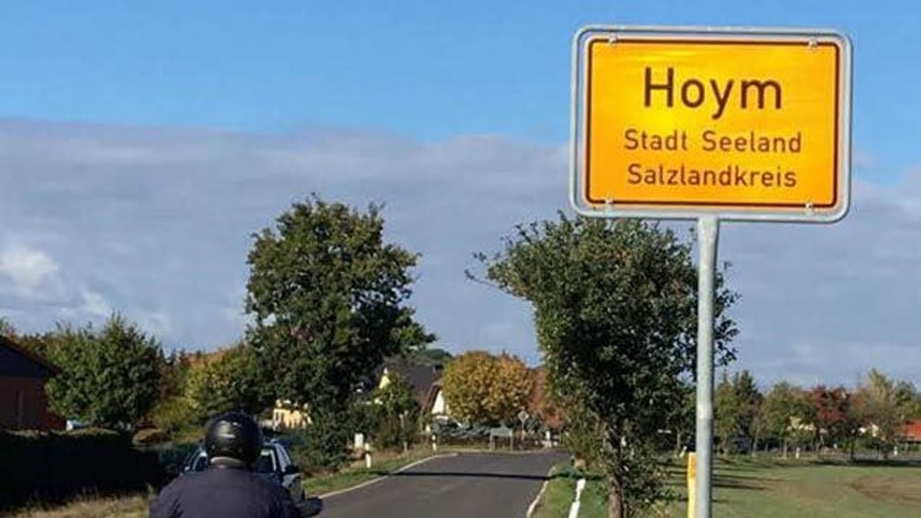In Hoym ist das neue Ortsschild wieder dran.
