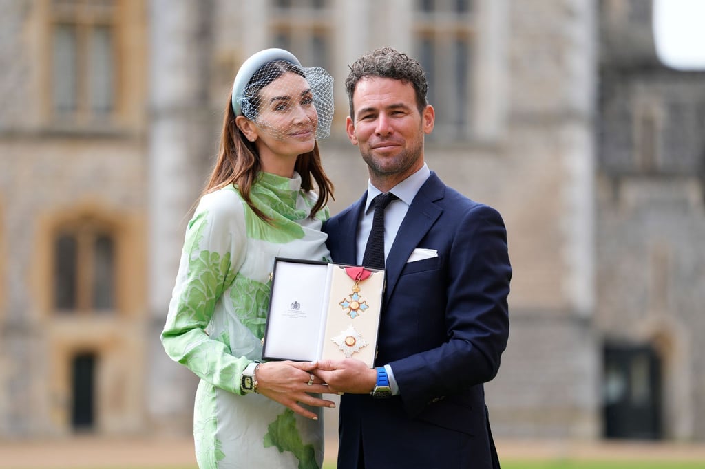 Mark Cavendish zeigt seinen Orden, nachdem er von Prinz William zum Ritter geschlagen wurde.