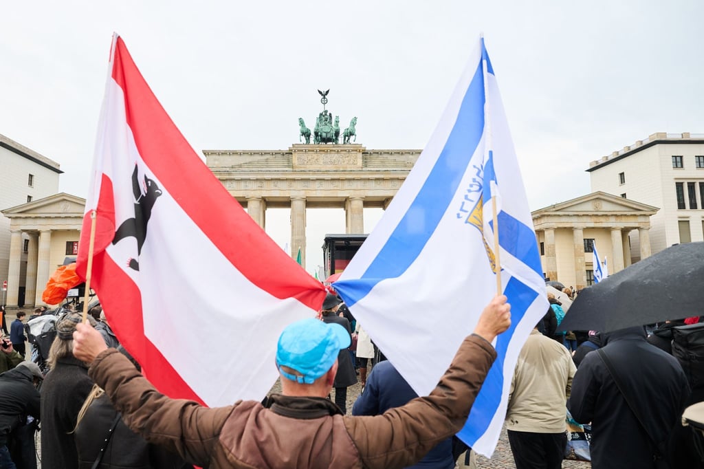 Rund 200 Menschen kommen vor dem Brandenburger Tor zusammen.