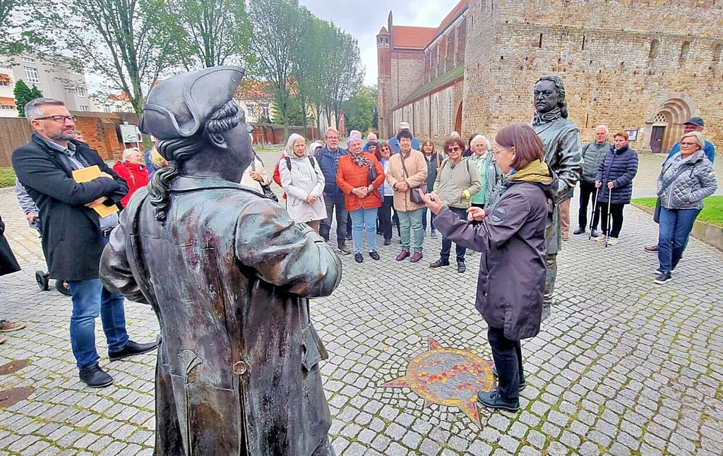 Antje Reichel (Mitte) führte die Gäste am und im Dom Havelberg. Hier erzählt sie ihnen die Geschichte vom Bernsteinzimmer.