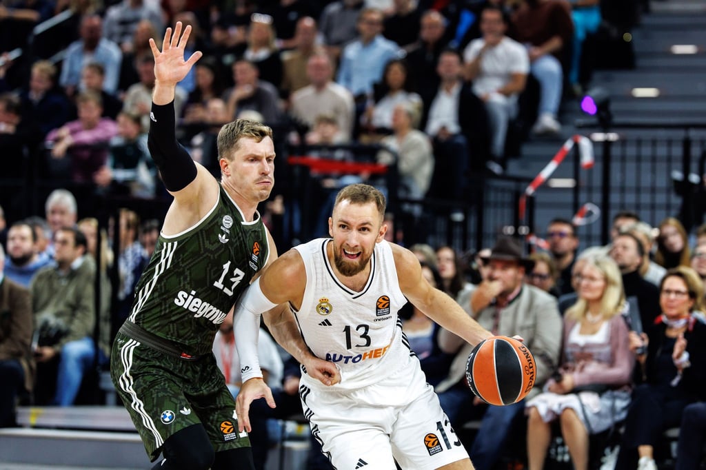 Bayern-Profi Andreas Obst (links) im Duell mit Reals Dzanan Musa.
