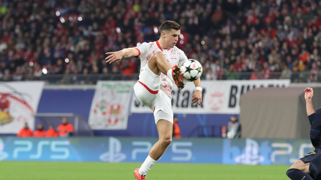 Christoph Baumgartner spielt gegen Juventus Turin den Ball.