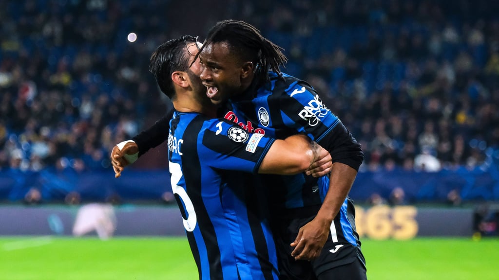 Sead Kolasinac (l.) und Ademola Lookman bejubeln das 2:0 für Atalanta Bergamo.