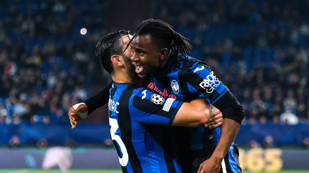 Sead Kolasinac (l.) und Ademola Lookman bejubeln das 2:0 für Atalanta Bergamo.