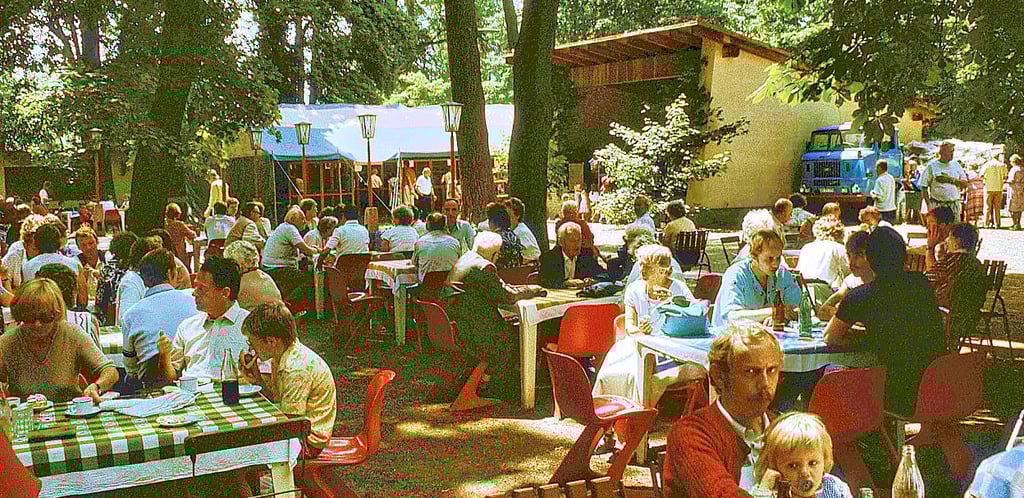 Nicht nur wie hier beim Blumenfest im Jahr 1988 waren die Tische auf der Freifläche gut besetzt.