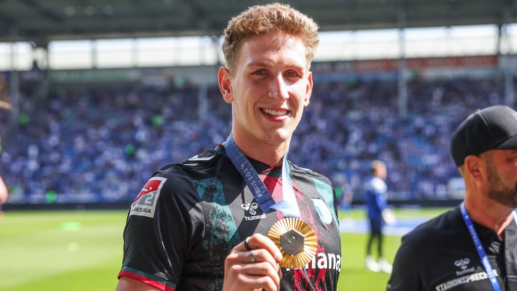 Lukas Märtens wurde im Stadion des 1. FC Magdeburg für seinen Olympiasieg in Paris geehrt. Der Schwimm-Star ist großer Fan des 1. FC Magdeburg.