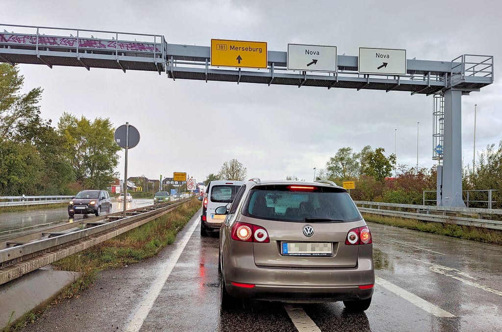 Regnerische Aussichten für Autofahrer: Bis Ende 2025 kommt es auf der B181 zu Umleitungen und Verzögerungen, derzeit in Fahrtrichtung Merseburg.