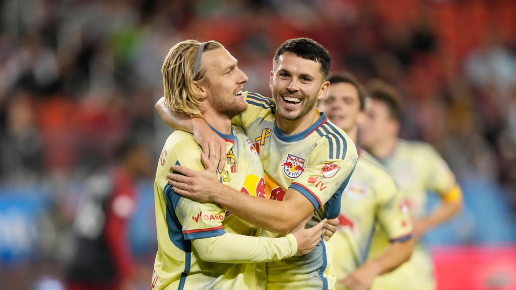 Emil Forsberg (l.) freut sich mit Teamkollege Lewis Morgan über ein Tor.