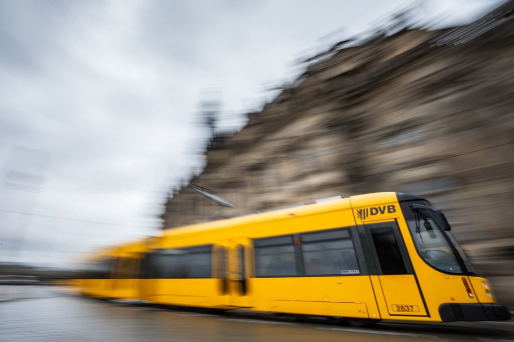 Die Straßenbahn schob das Auto nach dem Zusammenstoß einige Meter vor sich her. (Symbolbild)