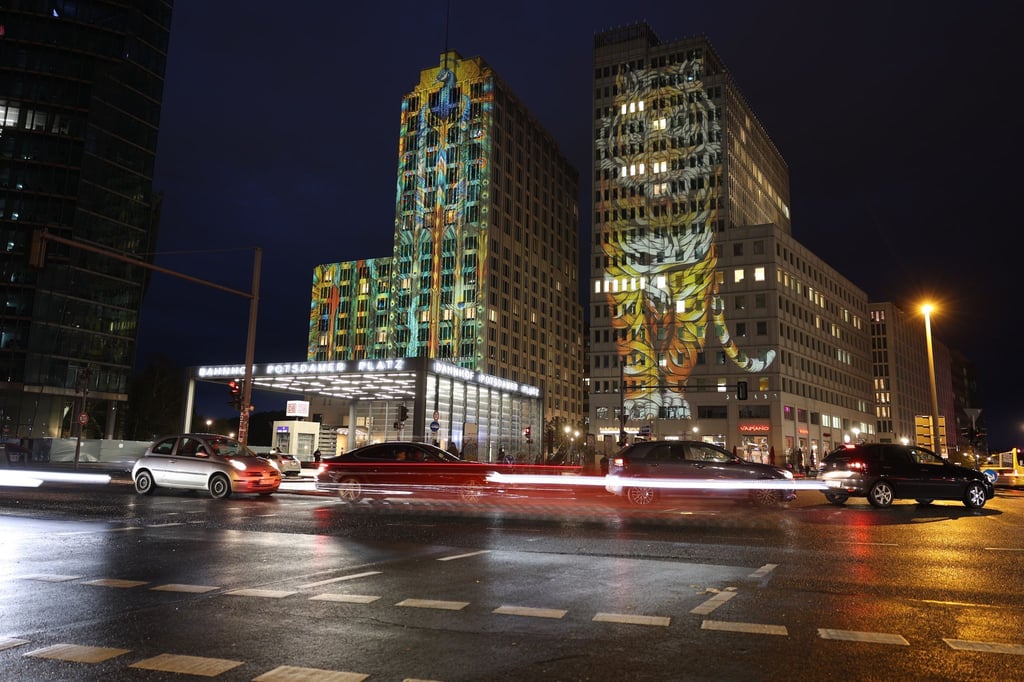 Bunt in der Dunkelheit: Bei der Generalprobe für das "Festival of Lights" gab es am Potsdamer Platz ungewöhnliche Farbspiele.