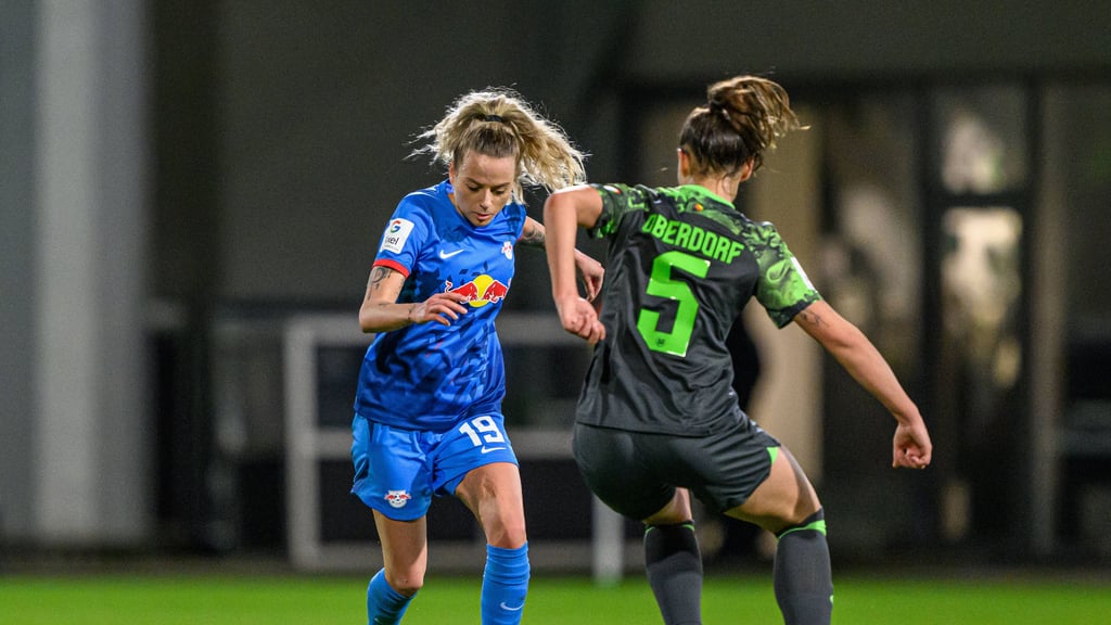RB-Mittelfeldspielerin Jenny Hipp (l.) bei der 0:4-Niederlage gegen Wolfsburg im März.