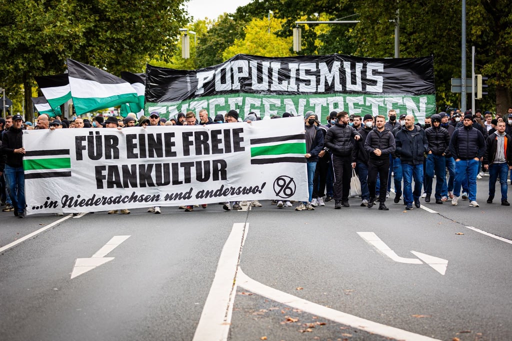 Hannover-Fans demonstrieren in Braunschweig.