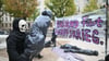 Als Tod verkleidete Demonstranten protestierten vor der russischen Botschaft in Berlin gegen den Krieg in der Ukraine.