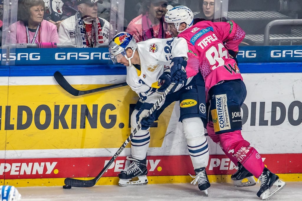 Eisbären-Profi Frederik Tiffels (r) hofft auf einen Auswärtssieg in München.