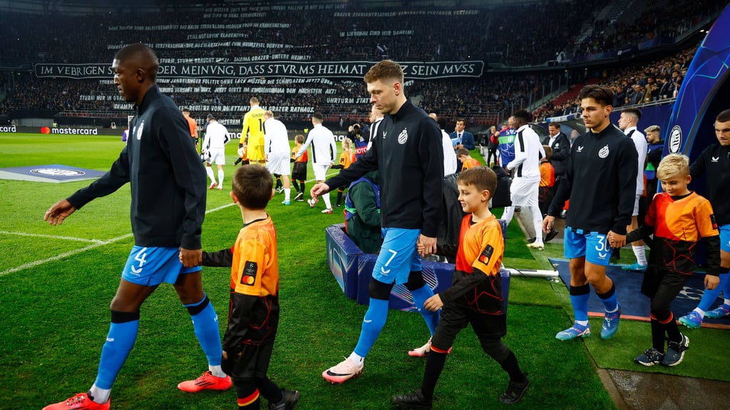 Einlaufen der Spieler von Sturm Graz und Club Brügge