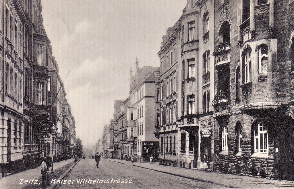 Hier geht der Blick um 1940 in den oberen Teil der damaligen Kaiser-Wilhelm-Straße mit dem Haus Nummer 60. Das stattliche Gebäude, links vorn im Bild, steht auch heute noch, allerdings inzwischen leer und von Verfall geprägt.
