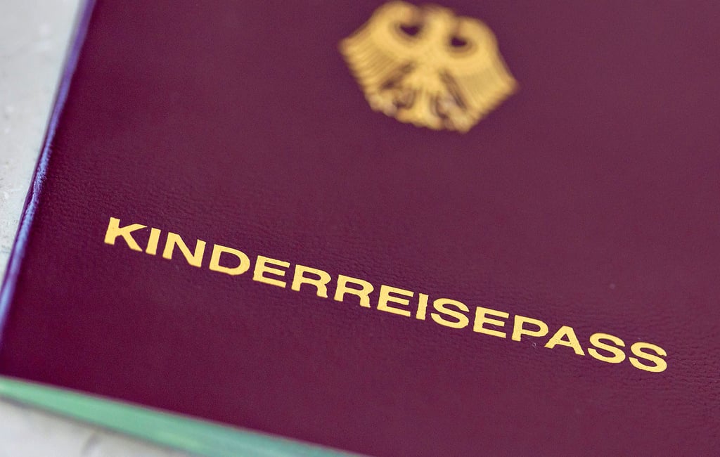 Unter anderem weil Kinderreisepässe ab diesem Jahr nicht mehr von den Einwohnermeldeämtern ausgestellt werden dürfen, gibt es seit Monaten eine Antragsflut bei Reisepässen mit entsprechend längeren Wartezeiten.