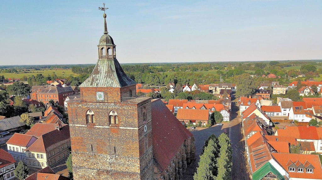 Blick auf die Nicolaikirche in Osterburg. Die Haube des Turms wurde vor 40 Jahren aufgesetzt.