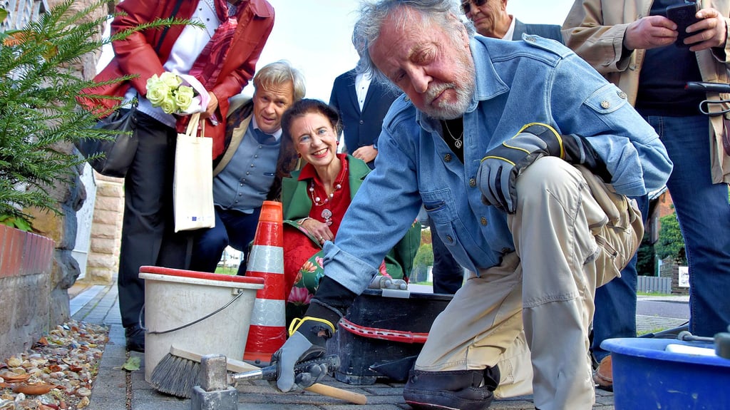 Gunter Demnig (vorn) legt in Calvörde einen Stolperstein für Frida Körner, die 1945 in das KZ Theresienstadt deportiert wurde.